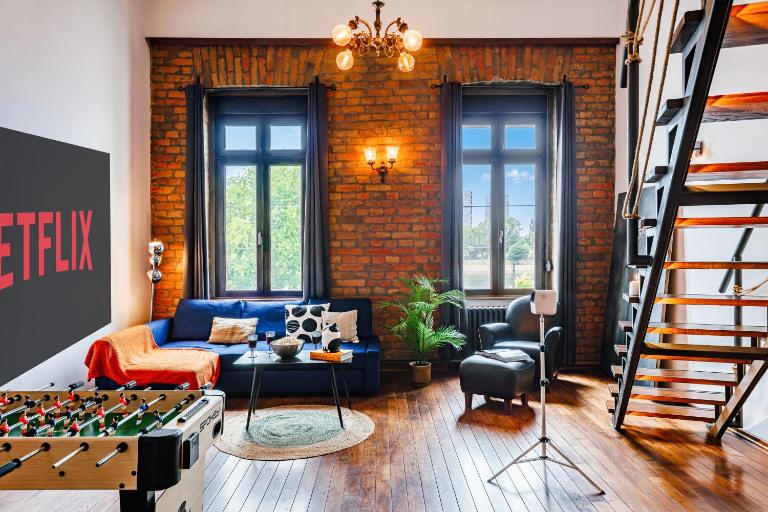 Loft with Cinema & Foosball Sava View Old Town - B&B Belgrado
