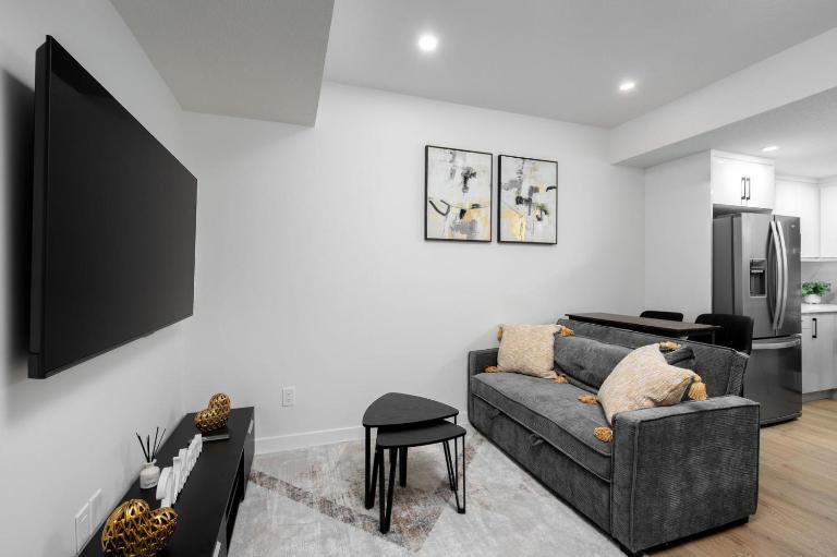Modern 2 BR Basement Suite in Northwest Calgary - Ferienwohnung Calgary