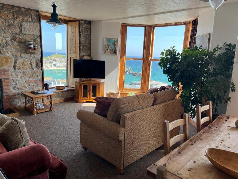 Huers Watch Beautiful Apartment with Panoramic Views over St Ives Bay and private parking - Bed and Breakfast St Ives