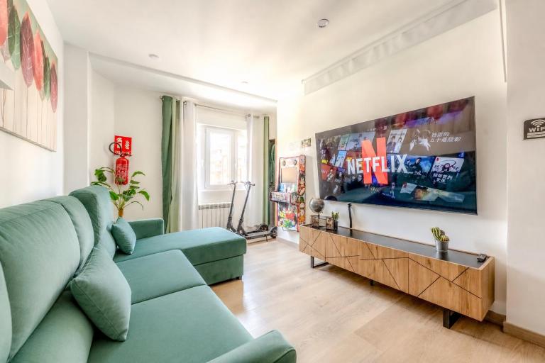 LUJO 10 pax Proyector, Maquina Arcade y Patinetes - B&B Oviedo