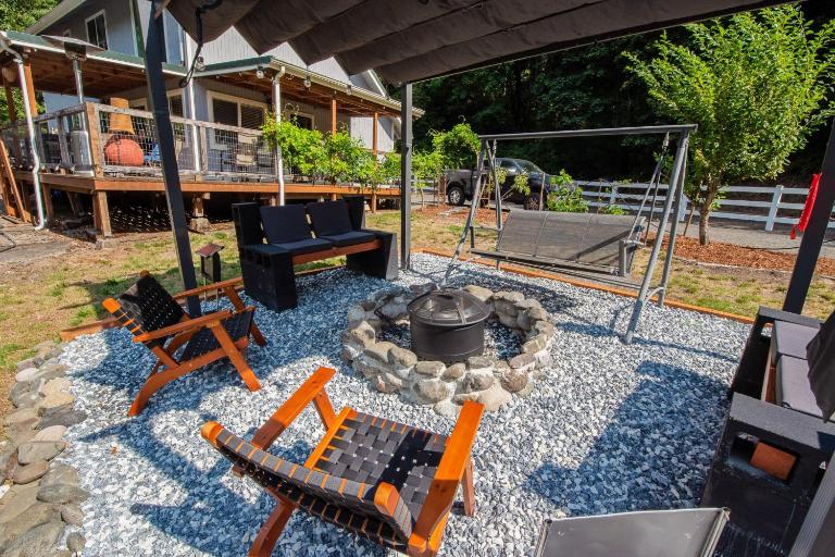 Scenic Views! Riverfront Kalama Home, Pets Welcome - B&B Kalama