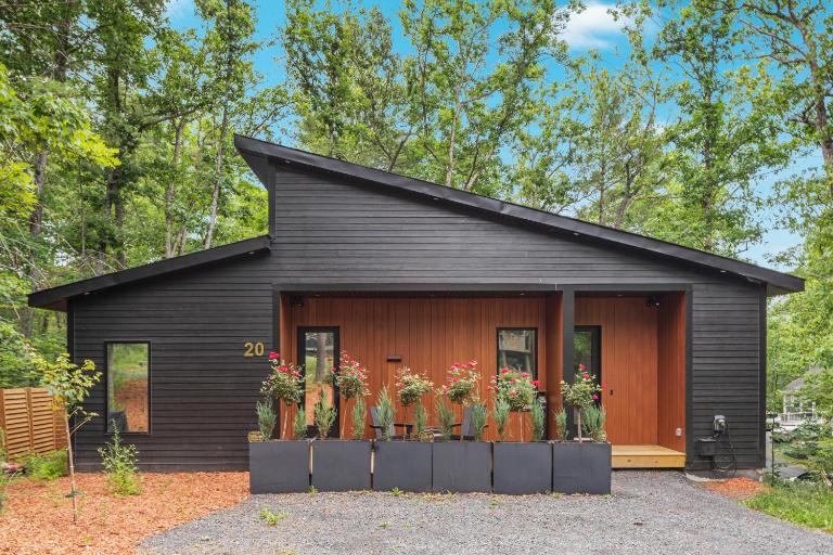 Cozy 2-bedroom cabin in welcoming Shenandoah, Basye with WiFi, AC, EV - B&B Mount Jackson