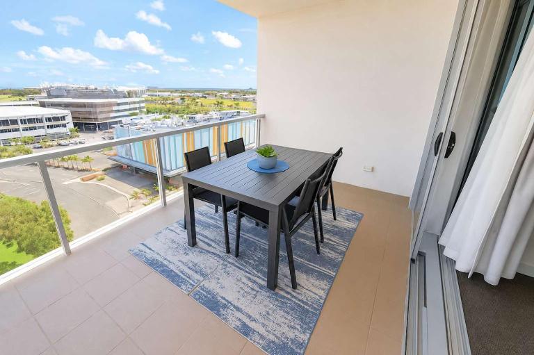 Townsville 2 Bedroom Apartment with Pool, Balcony & Parking - B&B Townsville