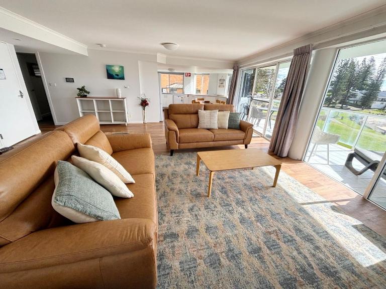 Ocean Shores Apartment 14 - Bring your own linen. - Chambres d'hôtes South West Rocks