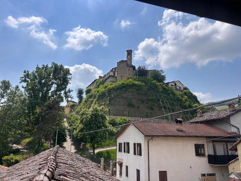 Casa Spaziosa Vista Castello - 3minuti dal Centro di Barolo - B&B Barolo