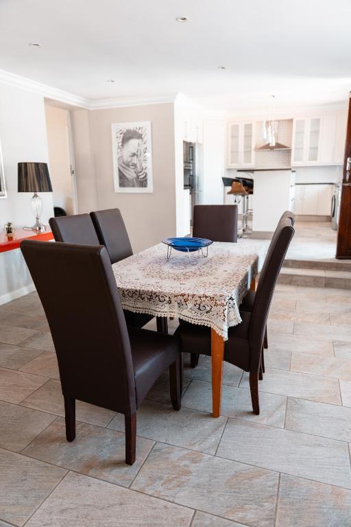 Casa Nossa Stay- Big Modern Home near Ferndale on Republic mall - Chambres d'hôtes Johannesbourg