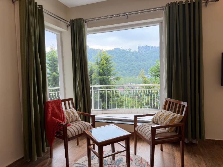 Bella Casa, 3BR Villa Mountain Views & PVT Lawn - B&B Rājpur