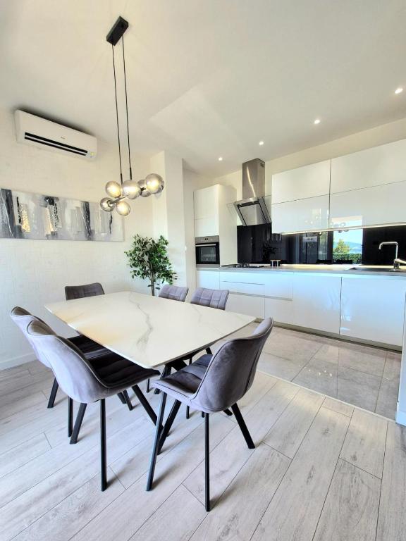 Luxury Garden Penthouse *MK* - B&B Kutleše