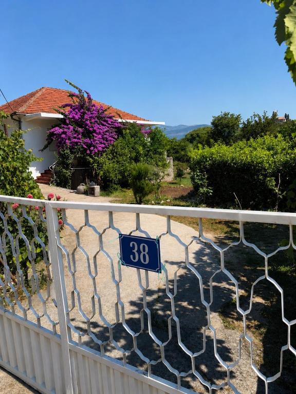 Renovated Two bedroom house in charming Gošići next to Tivat - Bed and Breakfast Gošići