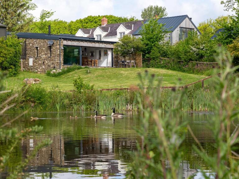 Renovated Barn with Pond View - Ferienwohnung Sardis