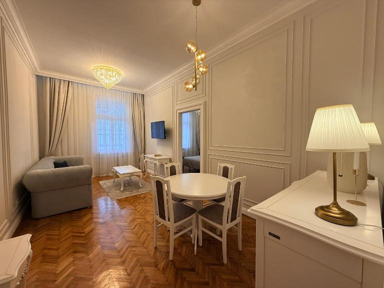 Crown Ultracentral - Stylish Central Apartment - B&B Timişoara