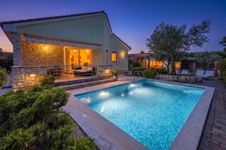 Villa Sole Istria near Pula for 7 people with jacuzzi and children playground - Bed and Breakfast Marčana