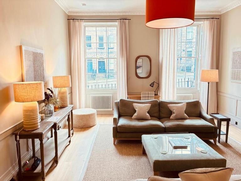 Stylish Georgian Main Door Apartment - B&B Edimburgo