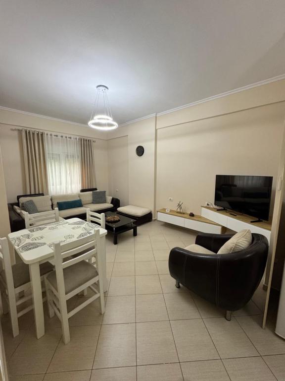 AIS Nest - Cozy Family Apartment - Bed and Breakfast Gjirokastër