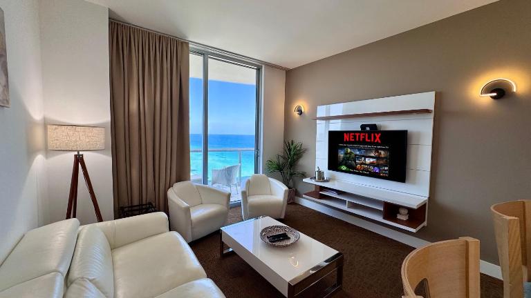 Luxury Penthouse Oasis - Oceanfront Views & Resort Perks - 25 min to FIFA - B&B Sunny Isles Beach