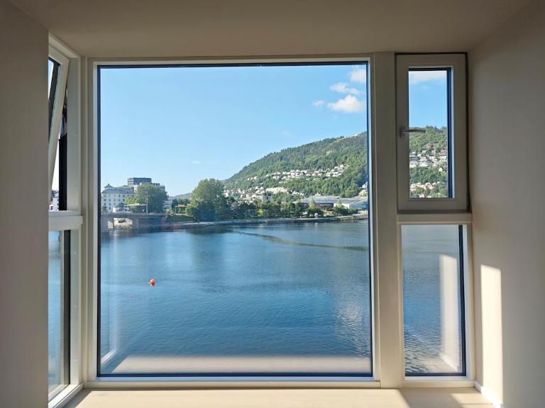 Modern and ocean view flat in city - Ferienwohnung Bergen