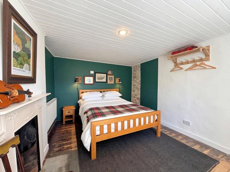 Coastal Cottage Retreat Steps from the Beach - Pass the Keys - B&B Kirkcudbright