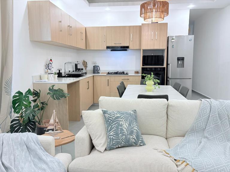 SunNie Stays at Pearl Heights-Steps from the Sea - Bed and Breakfast Flic en Flac