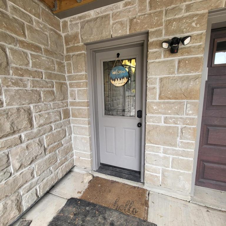Elora, 2 bedroom Close to Downtown - Diamond in the Rough - B&B Elora