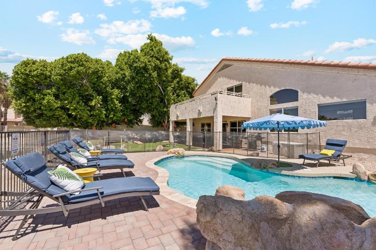 Resort-Style 5BR Heated Pool Putting Green - B&B Glendale
