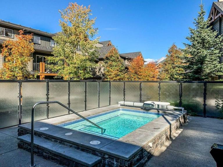 Rocky Mountain Condo with views of Grotto Mtn and hot tub - B&B Dead Man's Flats