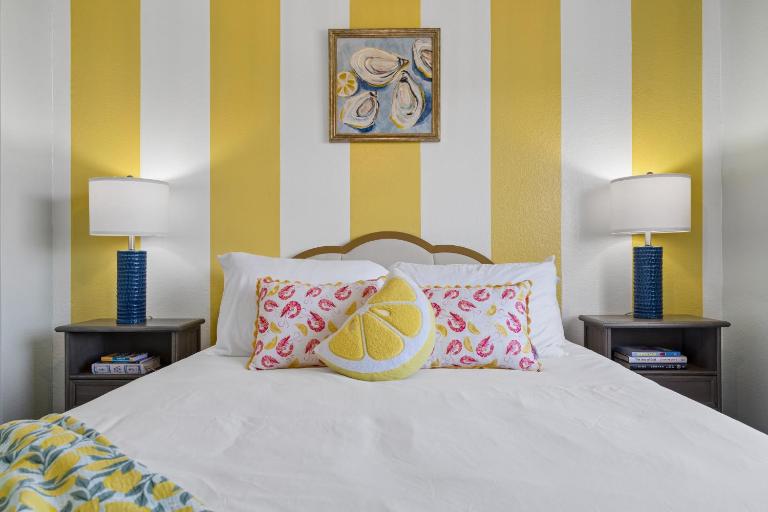 Resort-Style 5BR FREE Pool Heat Putting Green - Chambres d'hôtes Glendale