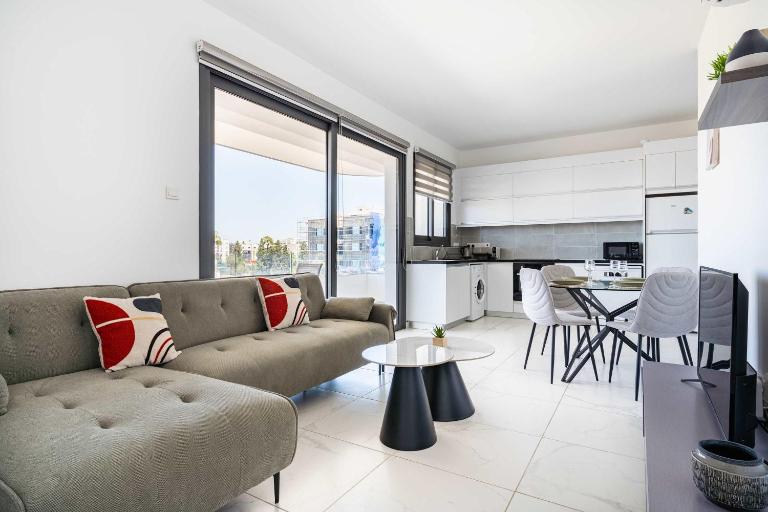 Bright Stylish Flat With Balcony & Shared Pool - B&B Tríkomo