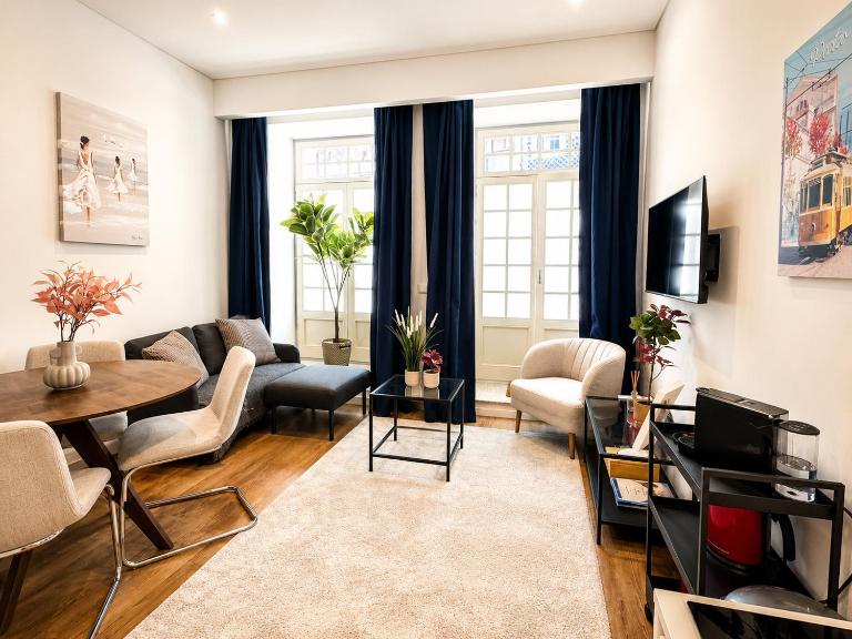 Spacious 2 Bedrooms with 2 Bathrooms - Porto Historic Center - AC - B&B Oporto