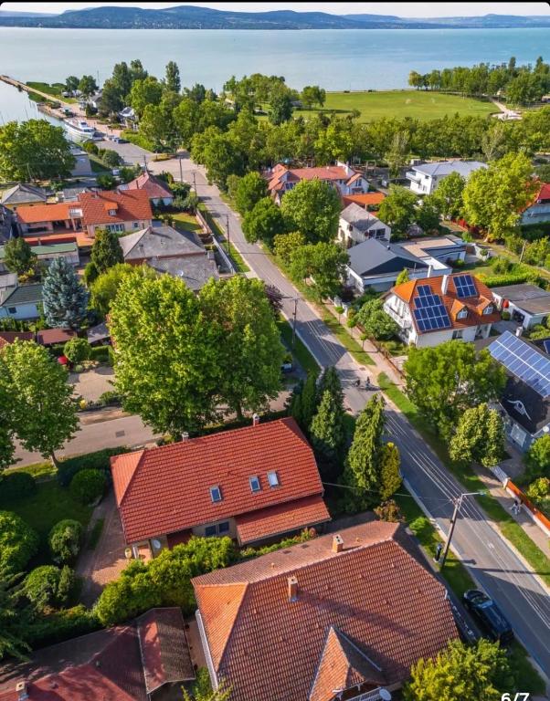 Pávics Apartmanok - B&B Balatonboglár