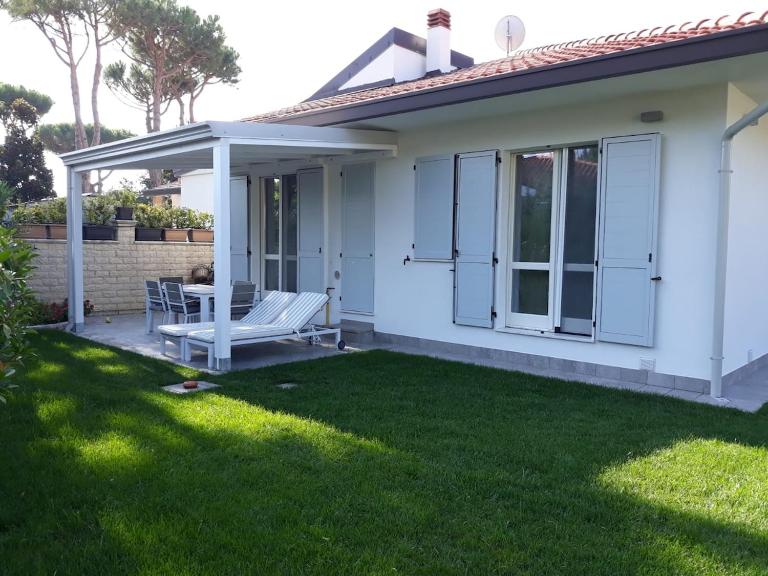 Spaziosa villa con ampio giardino indipendente - Ferienwohnung Lido delle Nazioni