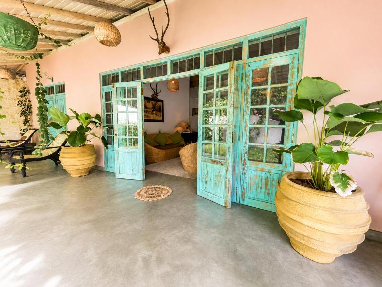 Ronaya Surf Waves - B&B Horagoda