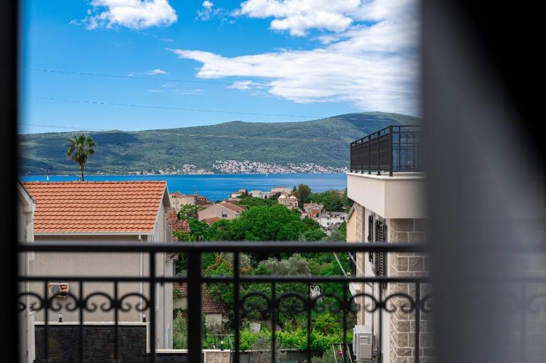 Sea View Rooftop Penthouse - Bed and Breakfast Tivat