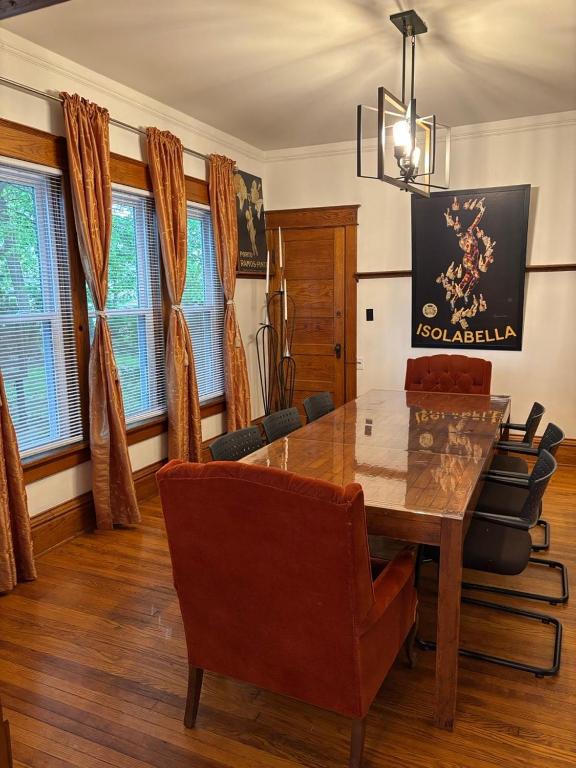 Illini Dream House With Historic Retreat Near UIUC - B&B Champaign