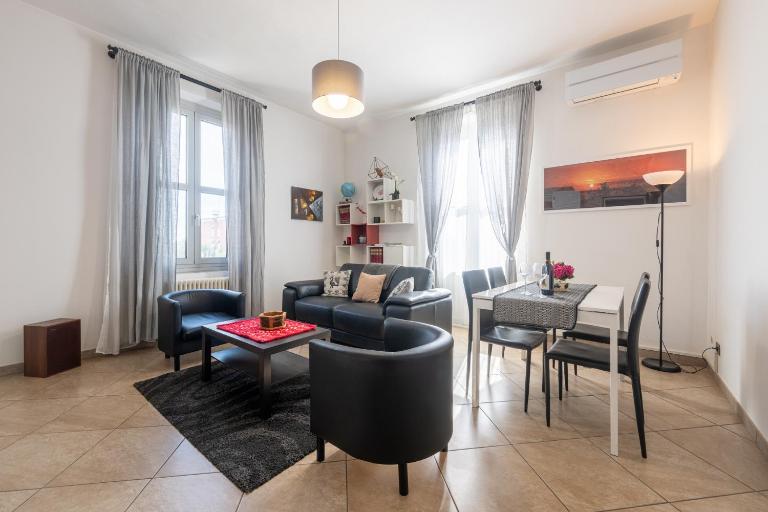 GuestHost - Bright and Cozy Apartment with Parking - B&B Parma