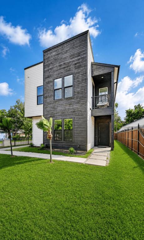 The Hollywood House a Luxury Home With an Outdoor Kitchen and 100 Inch TV - Chambres d'hôtes Dallas