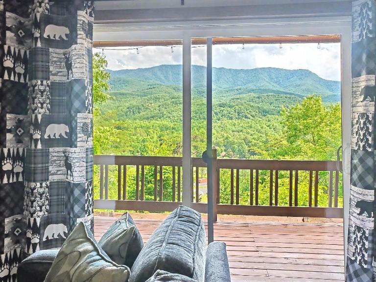 Spacious Romantic Condo with Exceptional Mountain Views - 2 King Beds - Game Room - B&B Gatlinburg