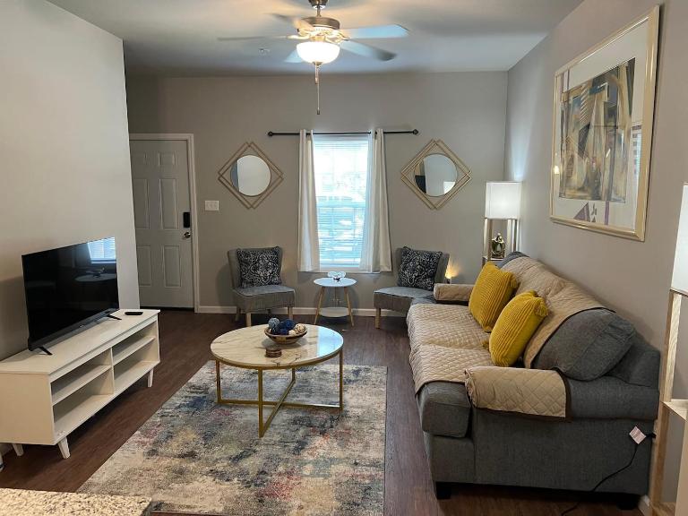 Modern 2BR Townhouse Near SGMC, VSU & Moody AF - B&B Valdosta