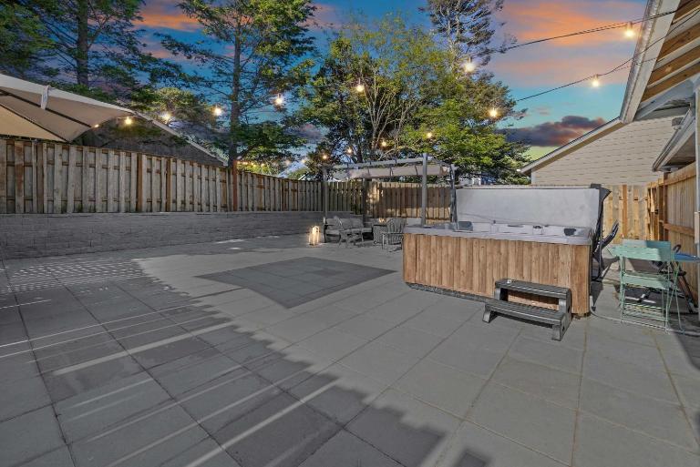 Cozy Seaside Bungalow, Brand New Hot Tub, Fast WiFi & W&D - Walk to the Beach - B&B Seaside