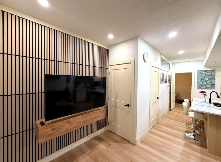 Upscale Private Suite with Separate Entrance - Sleeps 4 - B&B Calgary
