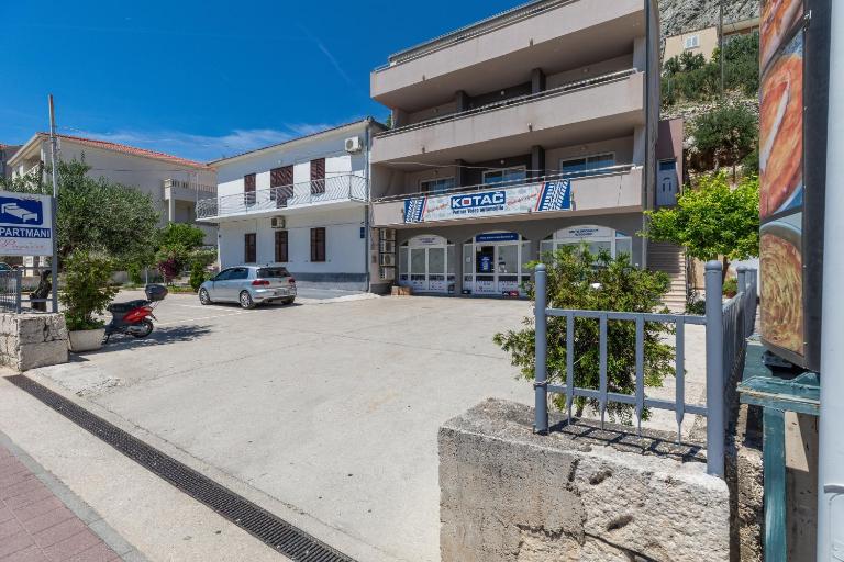 Apartments with parking space Omis - 25816 - Ferienwohnung Omiš