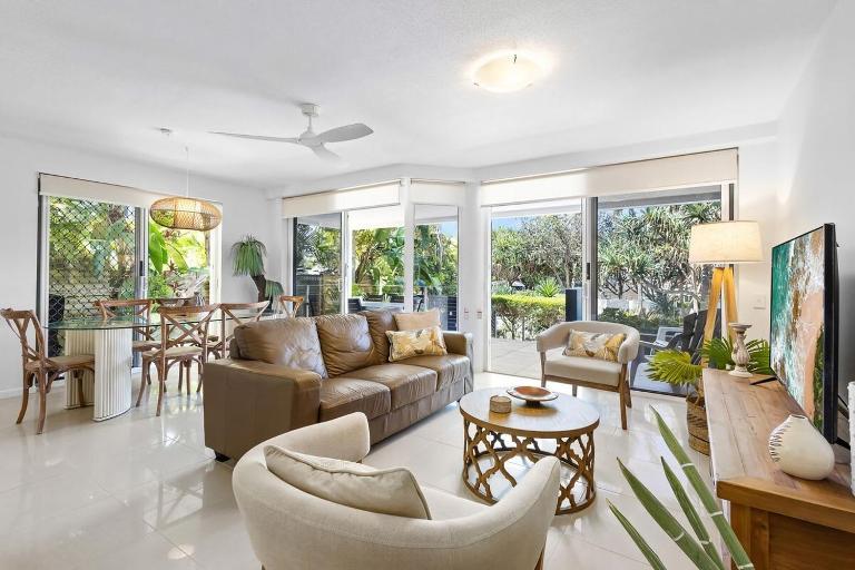 The Sunshine Villa 2 Min walk to Village Beach - Chambres d'hôtes Sunshine Beach