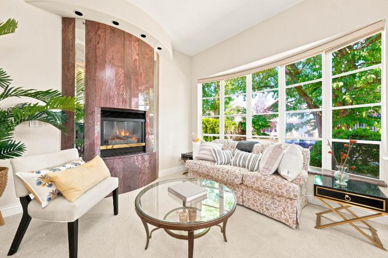 Chic 3BR Main&Upper Floor Home-Easy Transit & UBC - B&B Vancouver