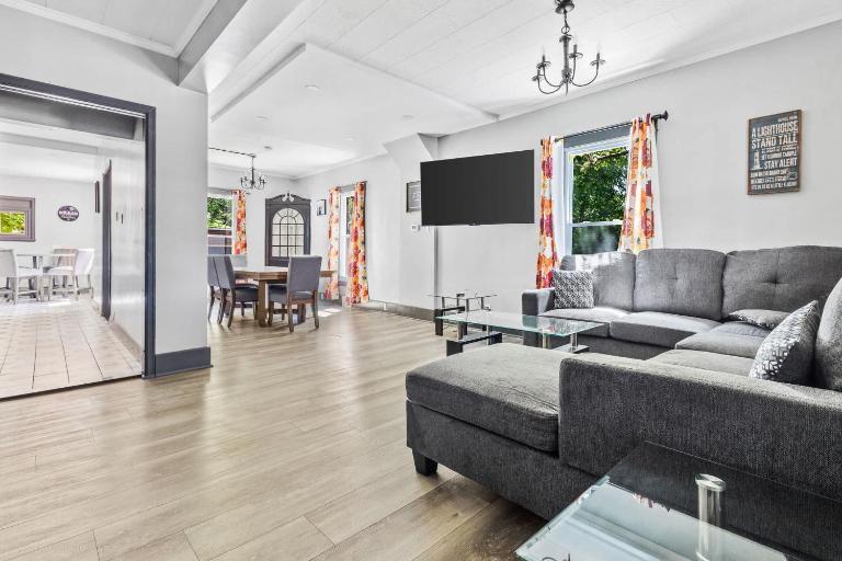 Spacious 4BR 1BA close to the Falls - Chambres d'hôtes Niagara Falls