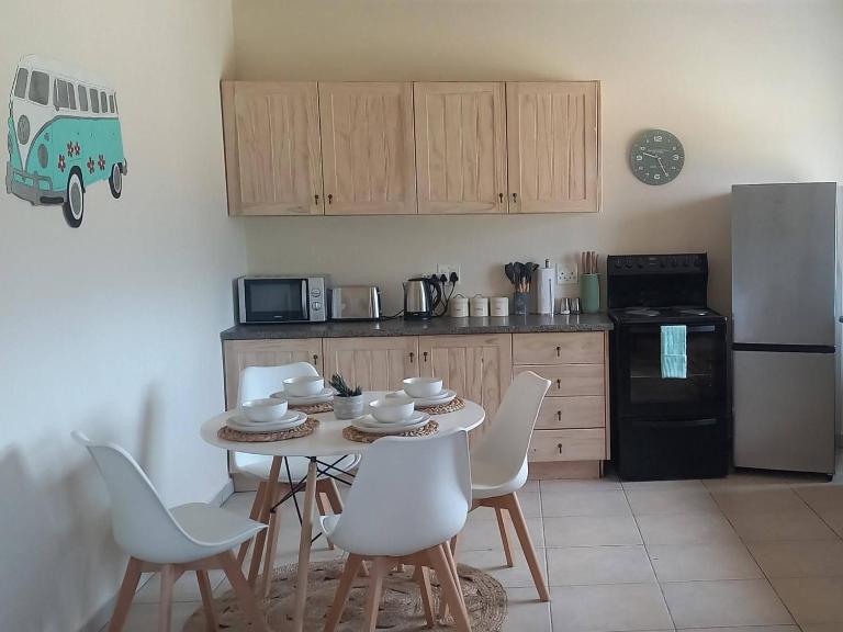 Barton Hoopoe Cottage near Hermanus with Wood Fired Hot Tub - B&B Botrivier