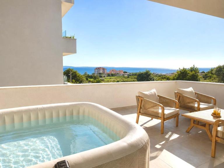 Golden Pearl - Exclusive Seaview Apartment with Jacuzzi & Spacious Teracce, Znjan - Chambres d'hôtes Split