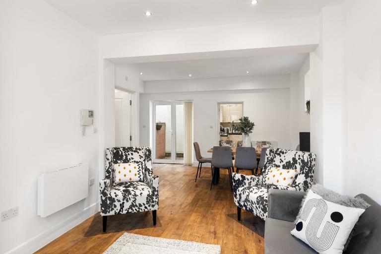 Spacious 3BR Home Ideal for Families & Business - Ferienwohnung London
