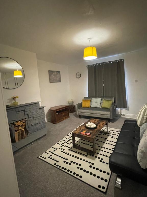 2 Bed House - Sleeps 4 - Garden - Parking - Wifi - Chambres d'hôtes Peterlee