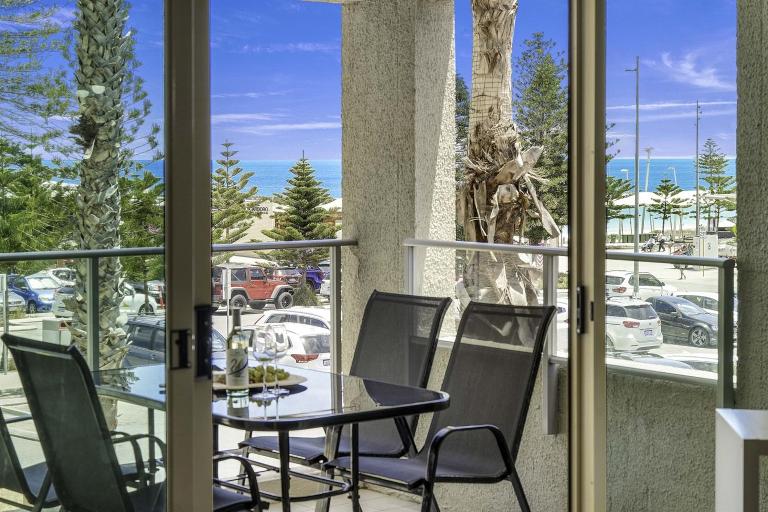 Beachfront Scarborough Retreat w Pool & Sauna - Bed and Breakfast Perth
