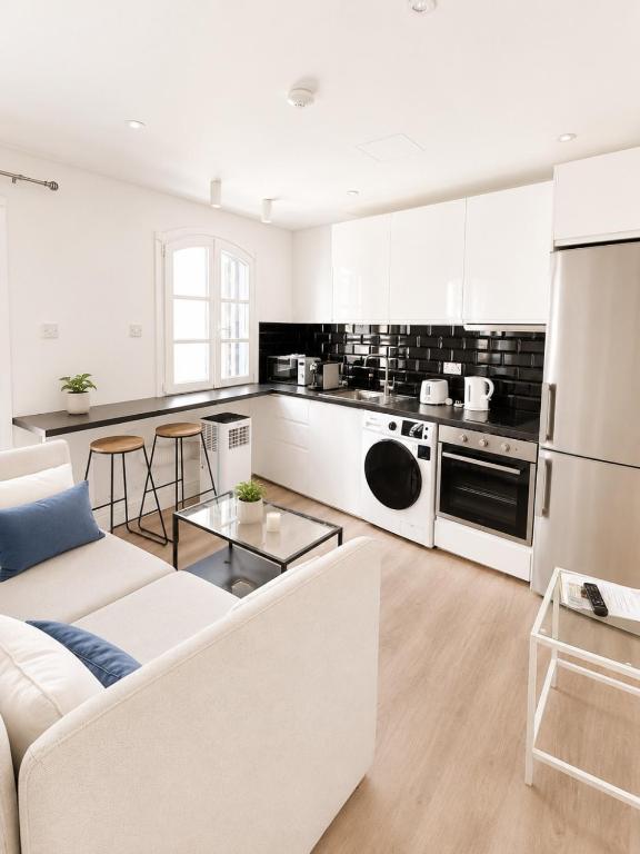 Grand Central House - Classic One Bedroom - GibraltarStay Apartments - Bed and Breakfast Gibraltar