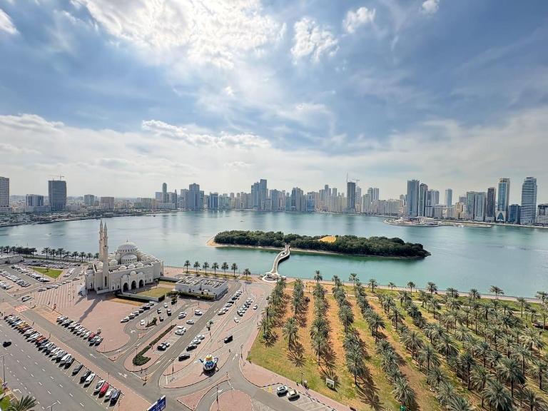 Elegant 2BR Waterfront Apartment Spacious - B&B Sharja
